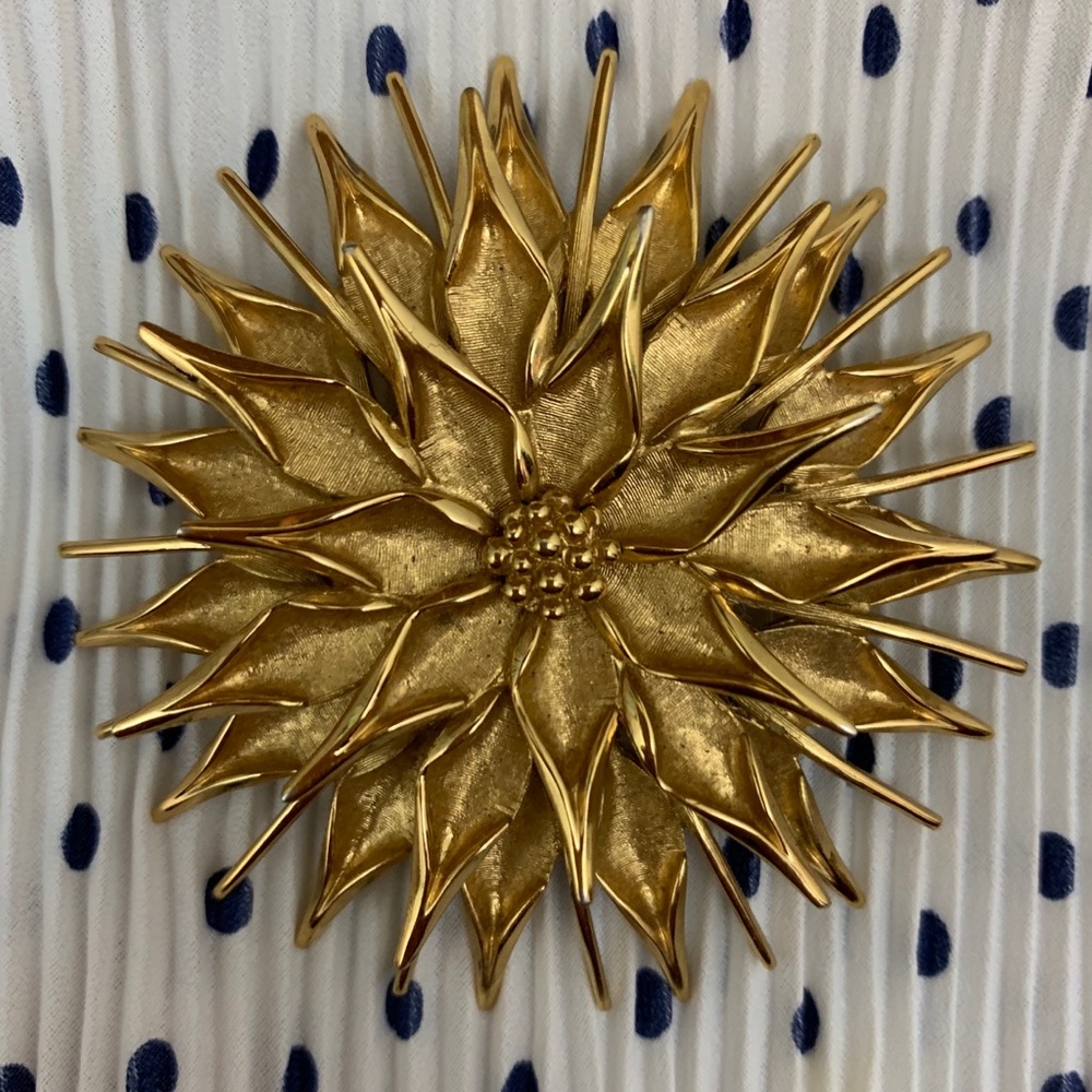 Vintage Gold Color Flower Brooch Accessory